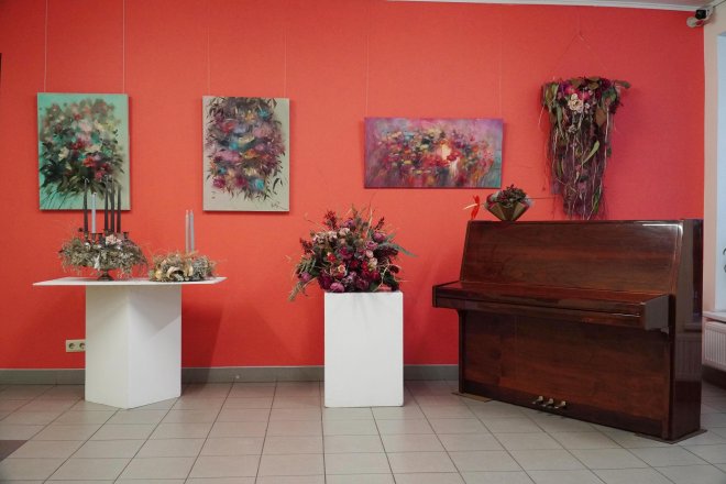 Bibliotēkā atklāta izstāde “Nokritis zieds atgriežas atpakaļ zarā”