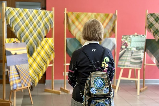 Līgas Lonertes austo lakatu izstāde 