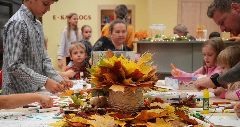 Bibliotēkā aizvadīta rudens Ģimenes diena 