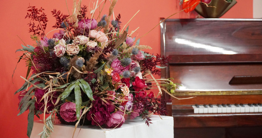 Bibliotēkā atklāta izstāde “Nokritis zieds atgriežas atpakaļ zarā”