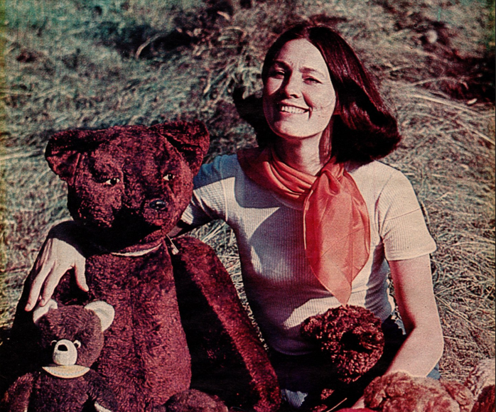 Bibliotēkā “Zinītis” Ziedoņa muzeja lāču kolekcijas izstāde