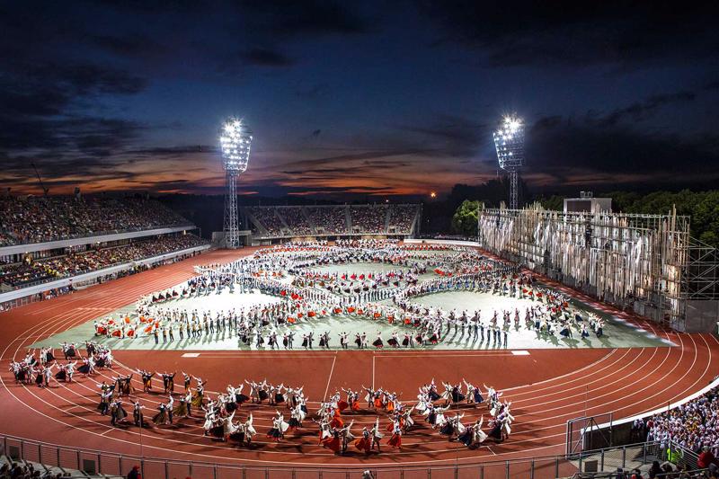 Izmanto bibliotēkā pieejamos datorus, lai iegādātos biļetes uz XXVII Vispārējiem latviešu Dziesmu un deju svētkiem