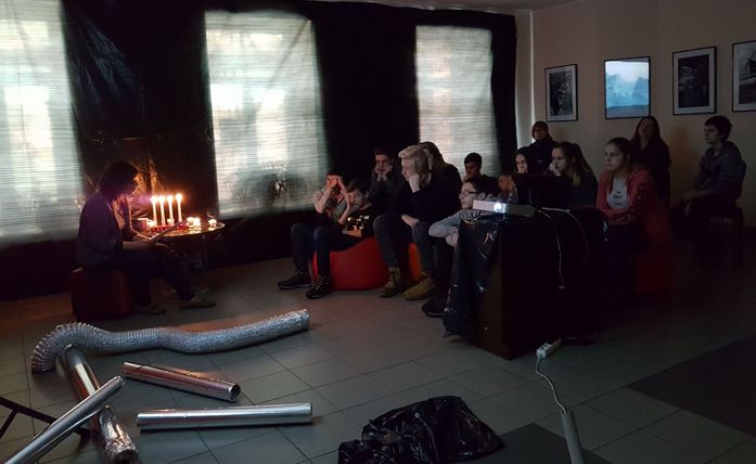 Jaunieši klausās pasaku par nākotni