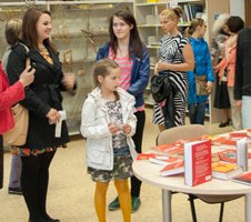 Jaunieši strādā bibliotēkās