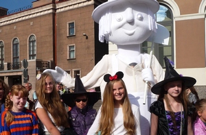 Karnevāla gājienu „Gribu iet uz bibliotēku”