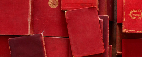 Miezītes bibliotēkā lasītājus pārsteidz sarkanās grāmatas