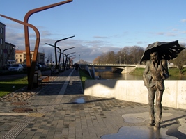 PA MĪTAVAS TILTU DZEJAS DEBESĪS