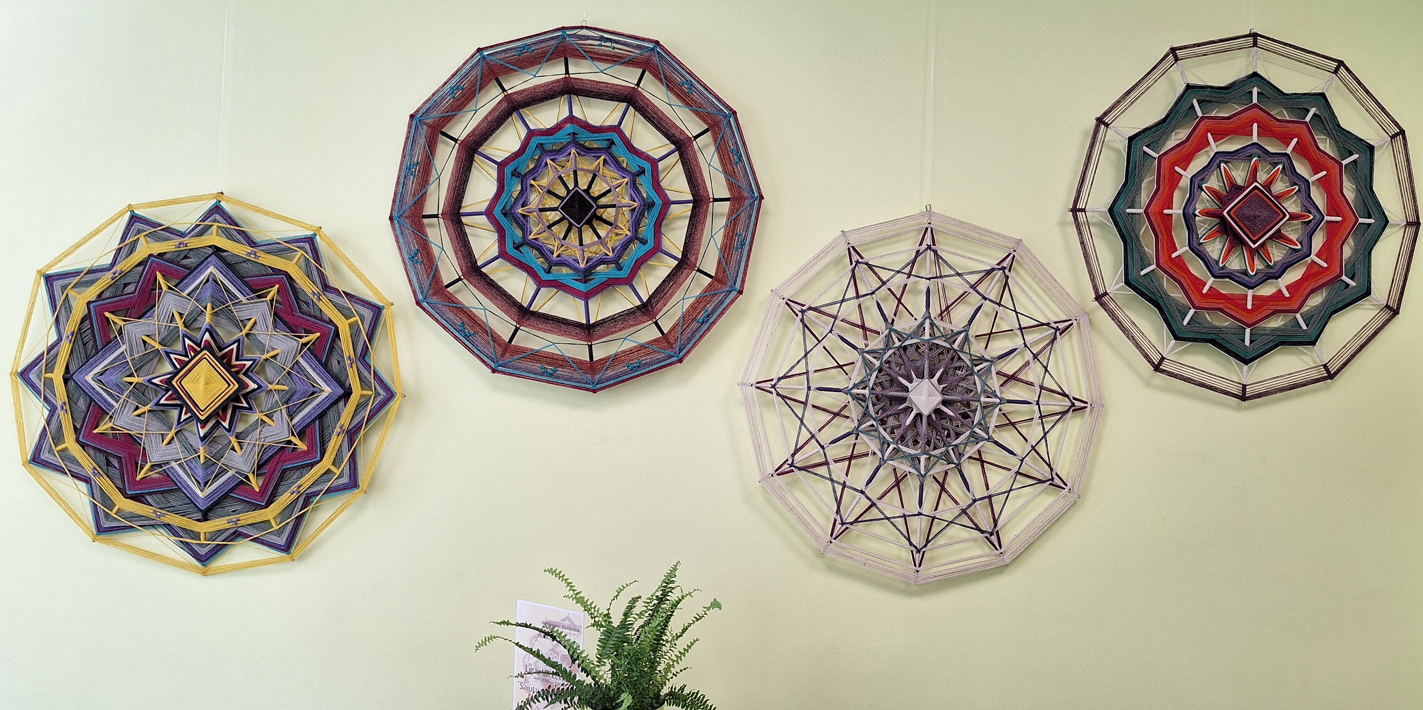 Pārlielupes bibliotēkā austo mandalu izstāde