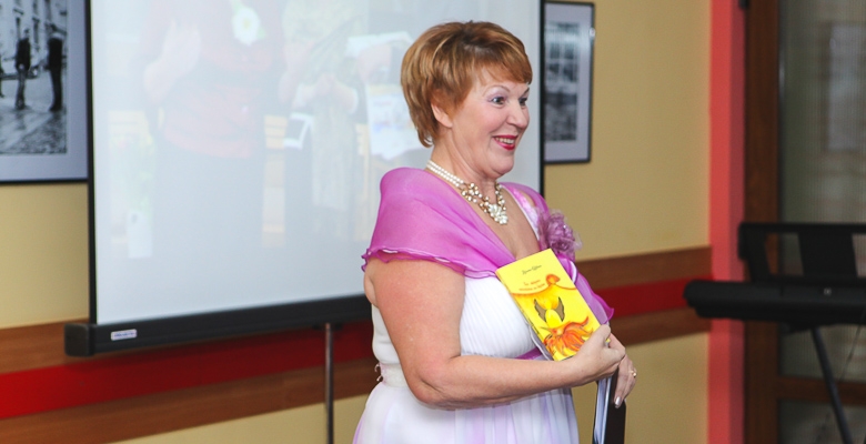 Rasmas Urtānes dzejoļu krājums “Tev skūpstu neizdzēst no lūpām” pilsētas bibliotēkā