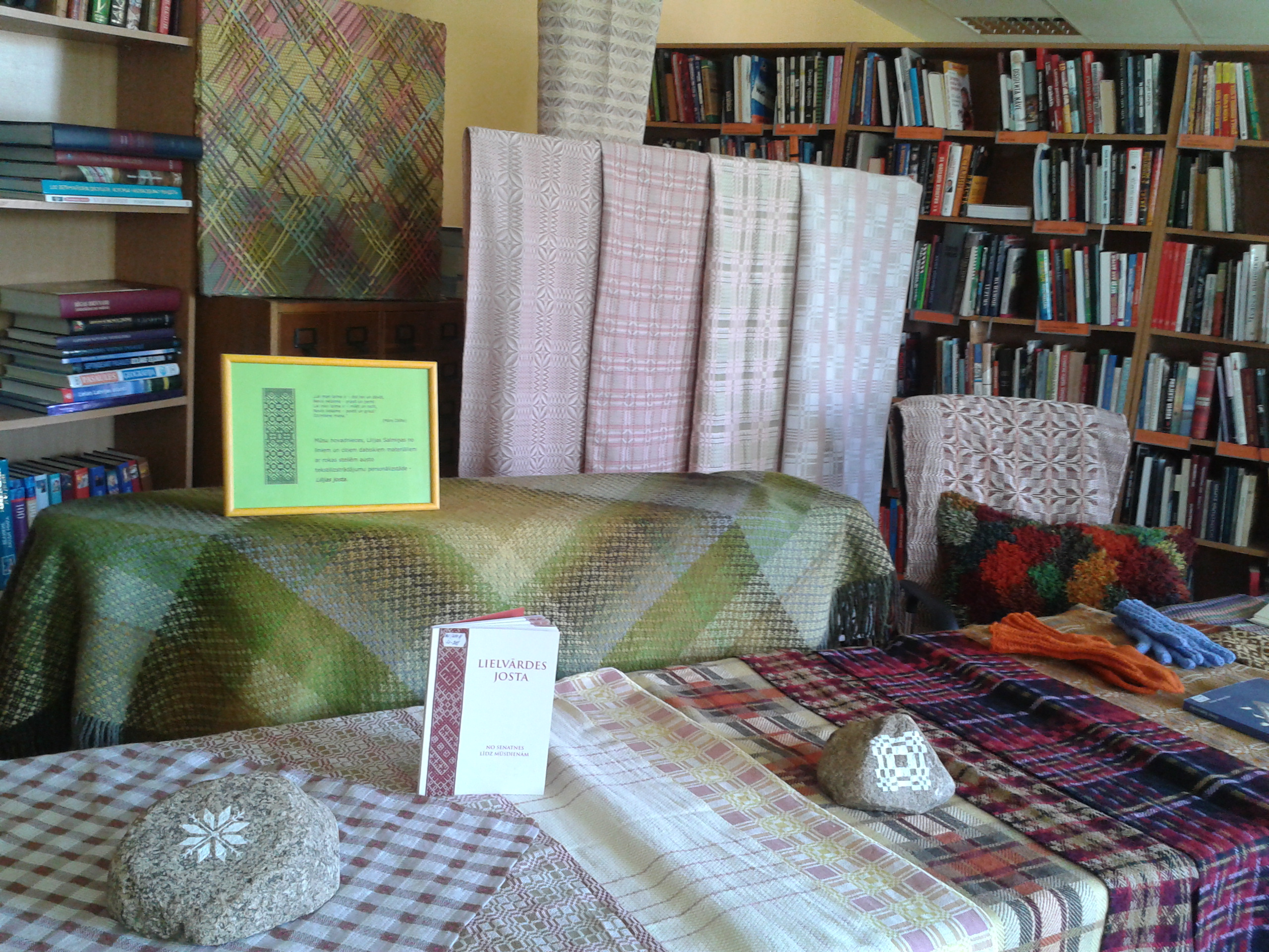 Rokdarbu izstāde Ānes bibliotēkā