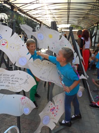 Saule savu zeltu lēja mūsu bērnu sirsniņās...