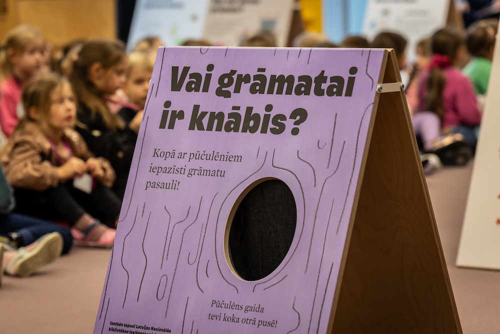 Uz Jelgavu ceļo izstāde “Vai grāmatai ir knābis?”