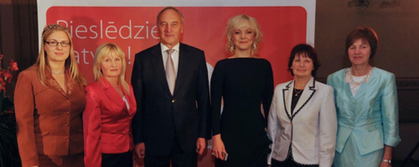 Apbalvotas JZB datorapmācību pasniedzējas
