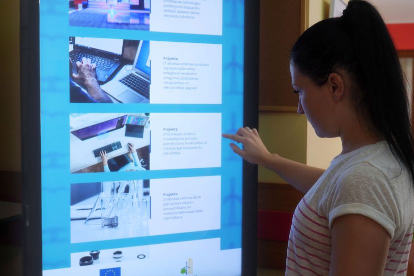 Bibliotēkā apskatāms projekta #RītdienasES digitālais stends