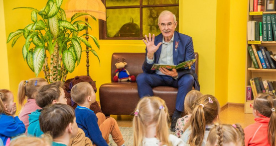 Domes priekšsēdētājs “Alnīša” bērniem lasa pasaku par Alnīti