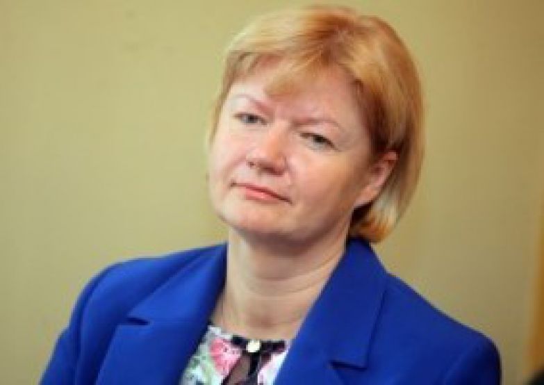 Gaismas pils lentes griešanas ķēde