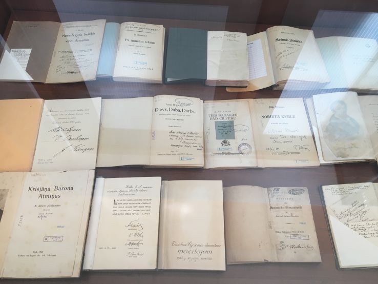 Grāmata ar pievienoto vērtību jeb Autogrāfs bibliotēkas grāmatā