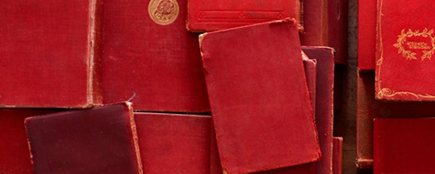 Miezītes bibliotēkā lasītājus pārsteidz sarkanās grāmatas