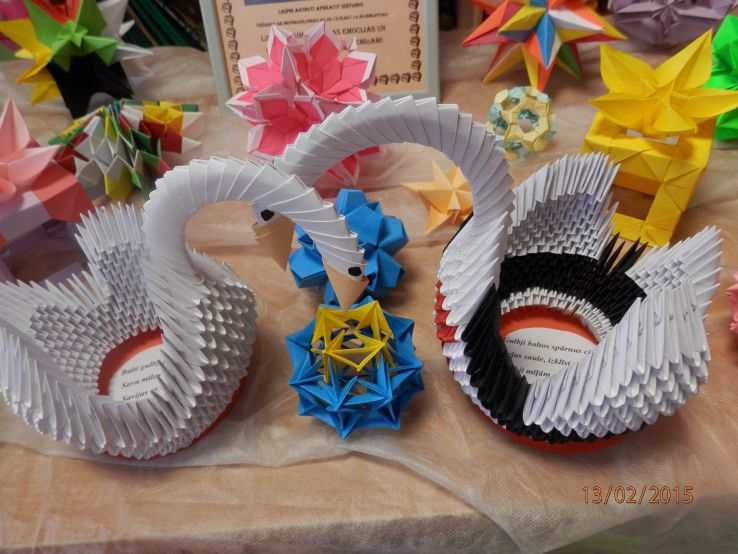 Origami figūriņu izstāde Dzirnieku bibliotēkā