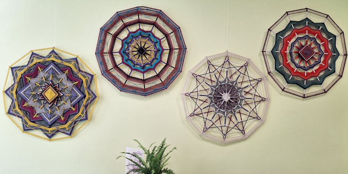 Pārlielupes bibliotēkā austo mandalu izstāde