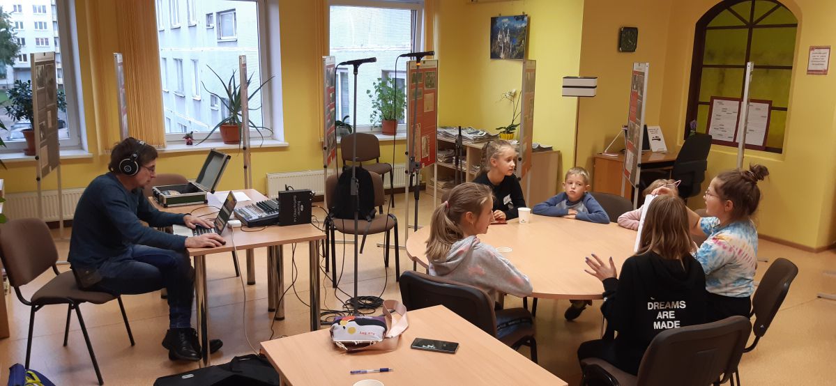 Pārlielupes bibliotēkā bērni un jaunieši izpaužas 
