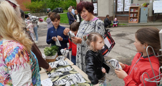 Bibliotēkas pagalma svētki pulcē lielus un mazus apmeklētājus