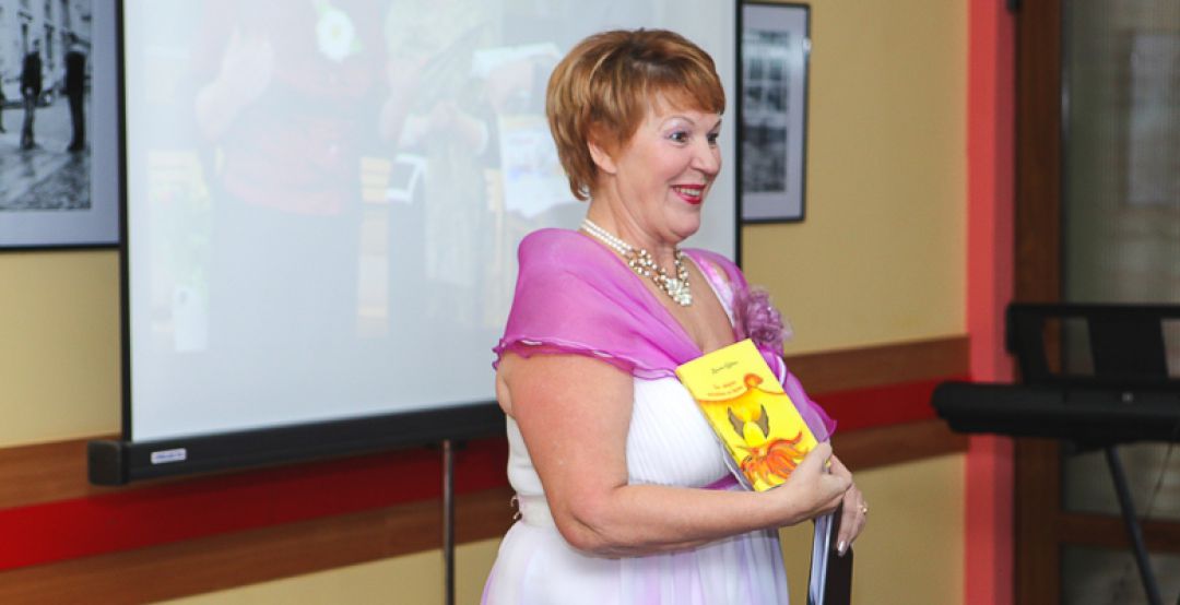 Rasmas Urtānes dzejoļu krājums “Tev skūpstu neizdzēst no lūpām” pilsētas bibliotēkā