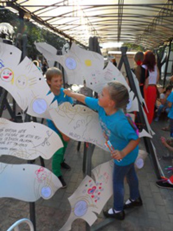 Saule savu zeltu lēja mūsu bērnu sirsniņās...