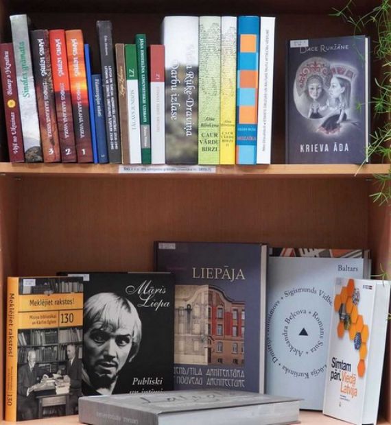 Simtgades plaukts Jelgavas pilsētas bibliotēkā.