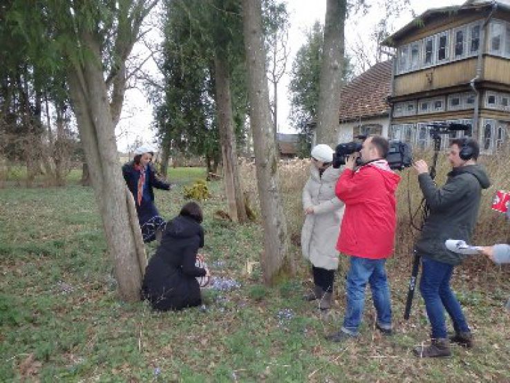 Ūziņos filmē seriālu 