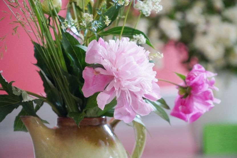 Ziedu kompozīciju izstāde Jelgavas Pilsētas bibliotēkā