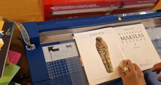 “Zinītī” un Pārlielupes bibliotēkā par maksu var apvākot grāmatas un burtnīcas